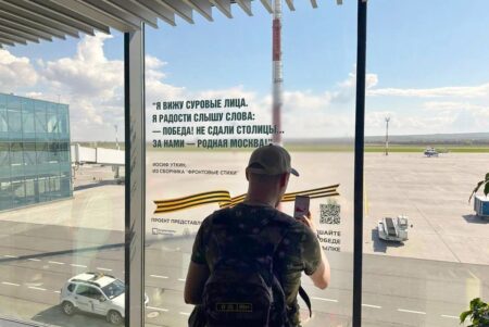 Пассажиры аэропортов прочитают книги о войне