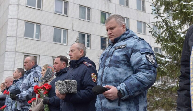 Росгвардейцы почтили память боевых товарищей