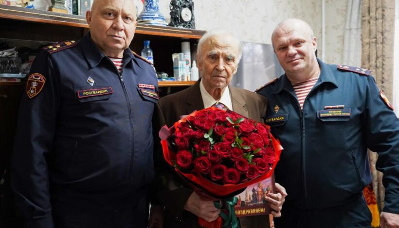 Ветеран службы принял поздравления