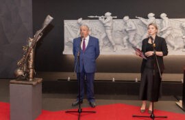 Скульптура соединила две войны