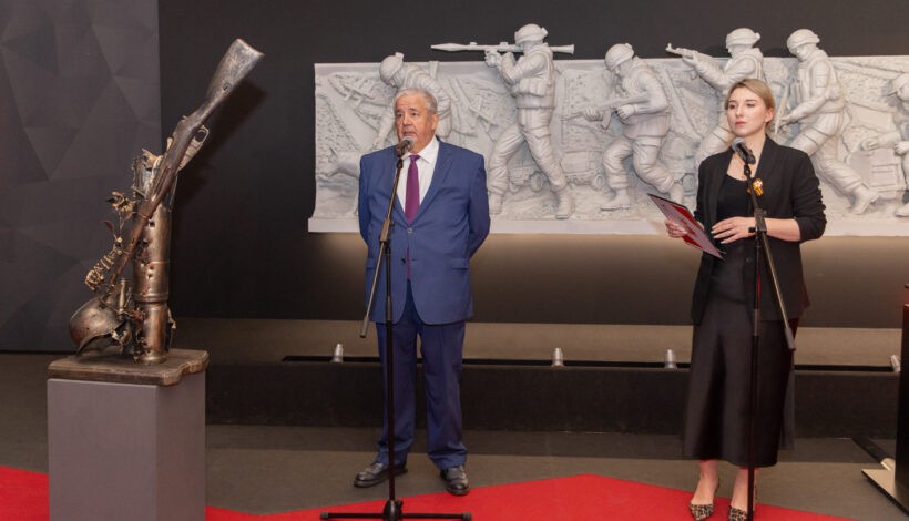 Скульптура соединила две войны