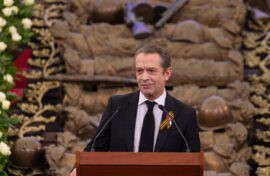 Владимир Машков передаст награду защитникам