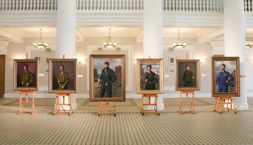 Известный художник представил портрет Героя