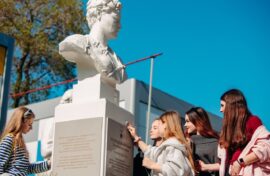 Сменовцы вернули блеск памятникам