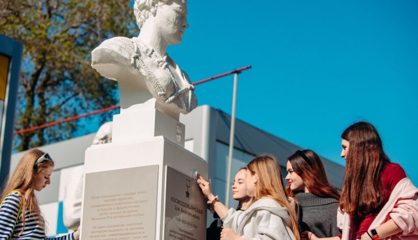 Сменовцы вернули блеск памятникам