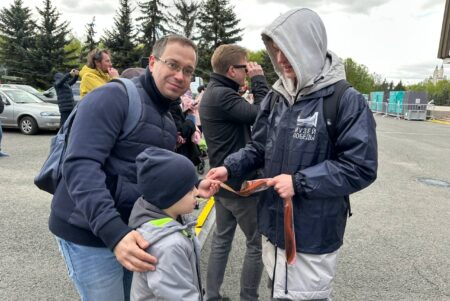 Символ памяти начали раздавать на Поклонной горе