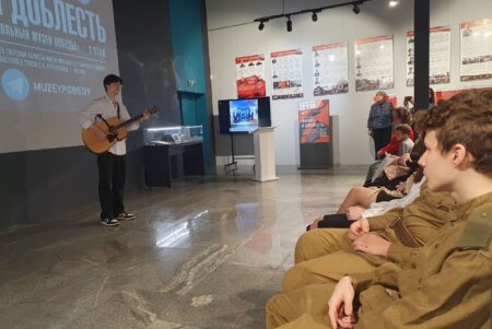 Школьники исполнили произведения о войне