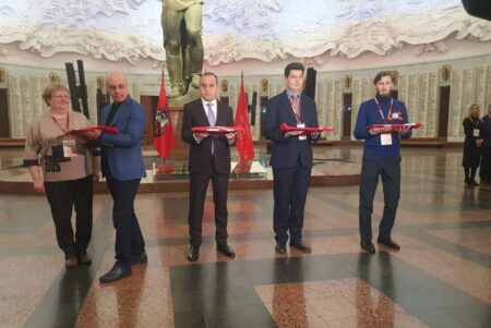 Копии Знамени Победы передали за рубеж