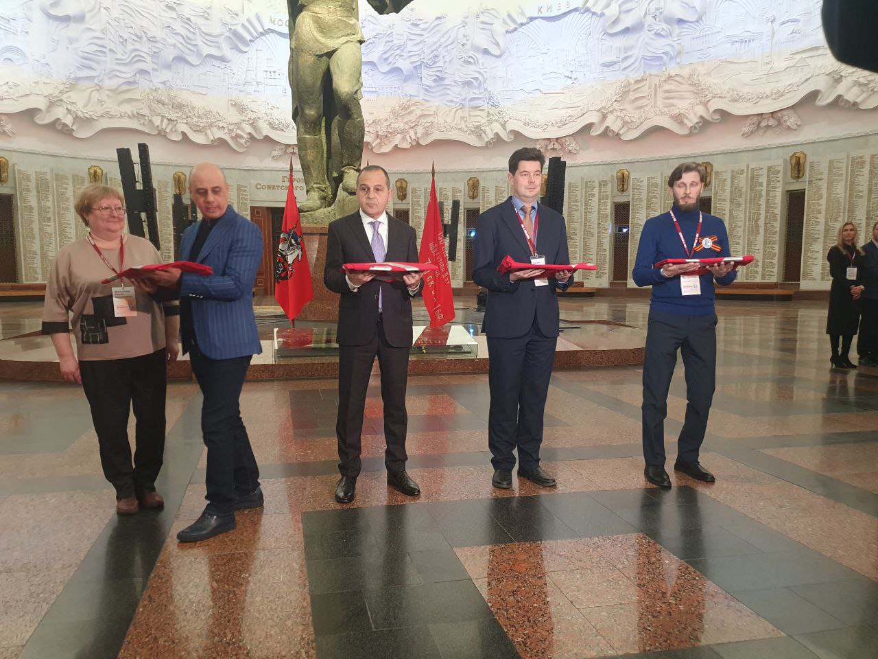 Копии Знамени Победы передали за рубеж