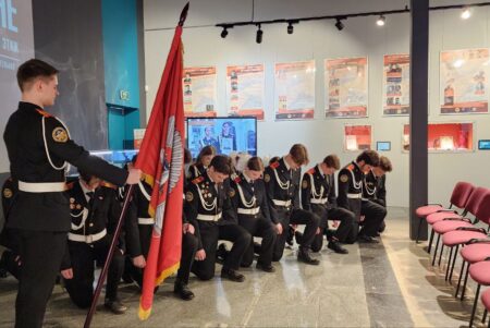 Кадеты простились с флагом