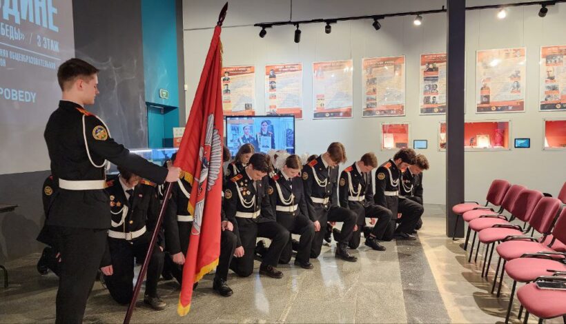 Кадеты простились с флагом