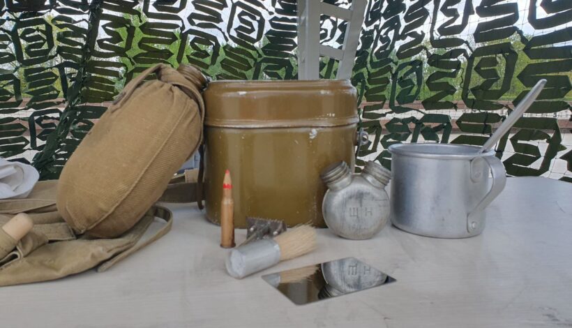 О содержимом солдатского вещмешка рассказали гостям парка