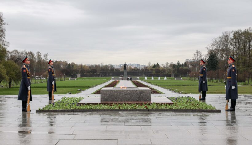 Законодатели почтили память блокадников и погибших воинов