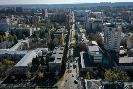 Уличную выставку посвятили Победе