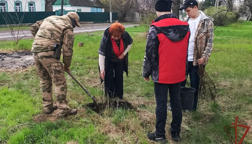 Росгвардейцы высадили «Сад памяти»