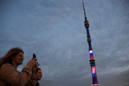 Телебашни осветят День космонавтики