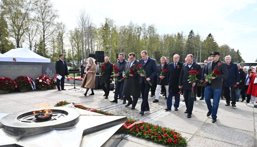 Чиновники СНГ почтили память защитников Отечества