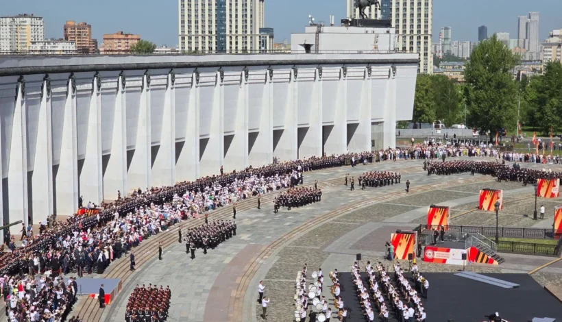 Кадеты прошагали по Поклонной горе