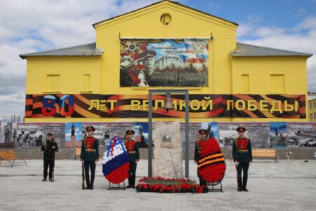 Подвиг городов и их жителей увековечили
