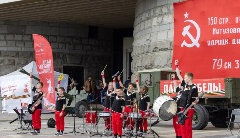 Юные барабанщики выступили у легендарной полуторки