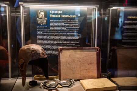 Реликвии летчика-аса представили в Музее Победы