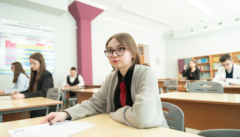 Выпускники школ сдают ЕГЭ