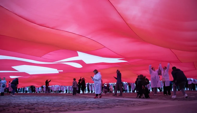 Масштабную копию Знамени Победы развернули в Москве