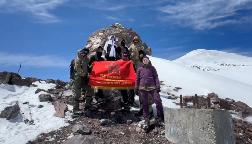 Знамя Героев подняли на горную вершину