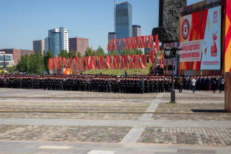 Парад кадет стартовал у Музея Победы