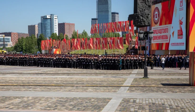 Парад кадет стартовал у Музея Победы
