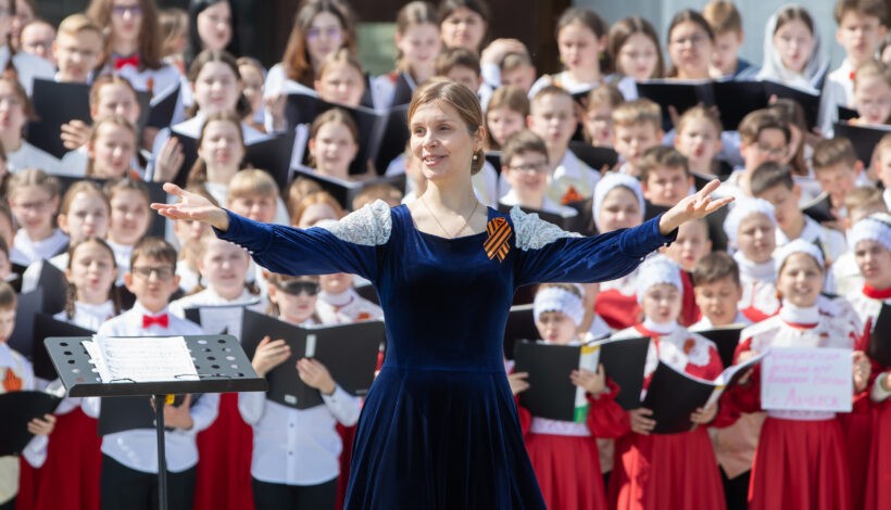 Хор из 700 человек выступил в Музее Победы