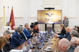 Китайские художники увидели картины Победы