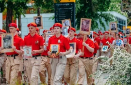 Сменовцы прошли в батальоне юных героев