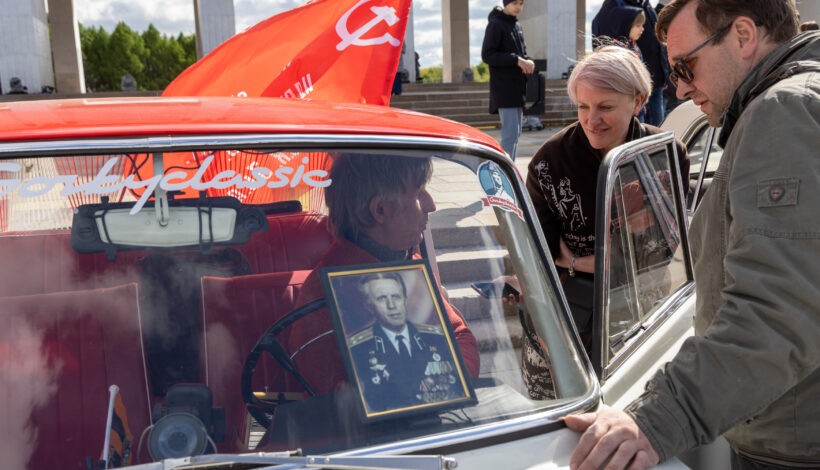 Портреты фронтовиков провезли по столице