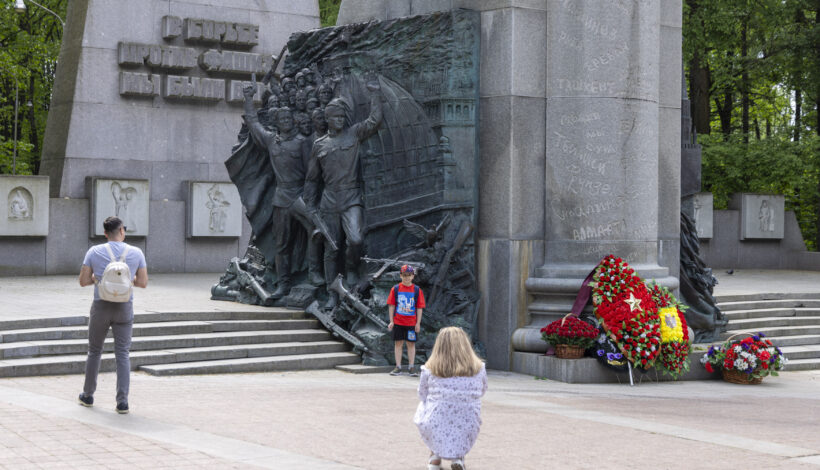 Гости Парка Победы отправились на экскурсию