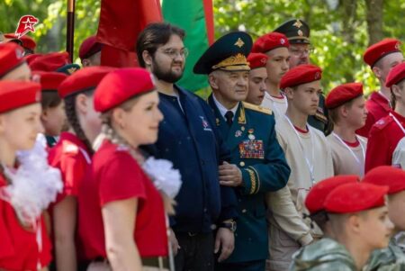 Юнармейцы взяли равнение на героев