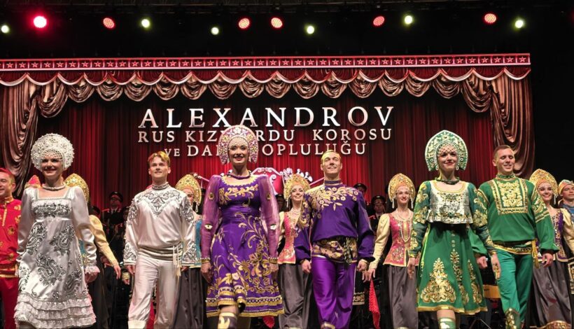 Легендарному ансамблю рукоплескали в Турции