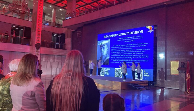 Поколения артековцев почтили память героев в музее