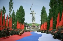 Стометровый флаг России показали курсанты
