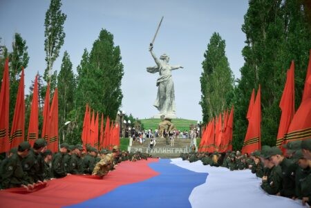Стометровый флаг России показали курсанты