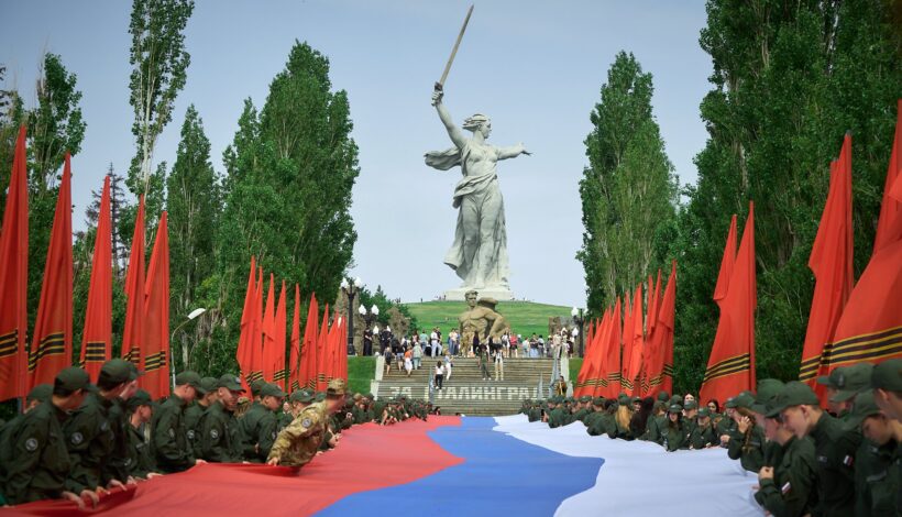 Стометровый флаг России показали курсанты