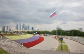 У Музея Победы торжественно подняли государственный флаг