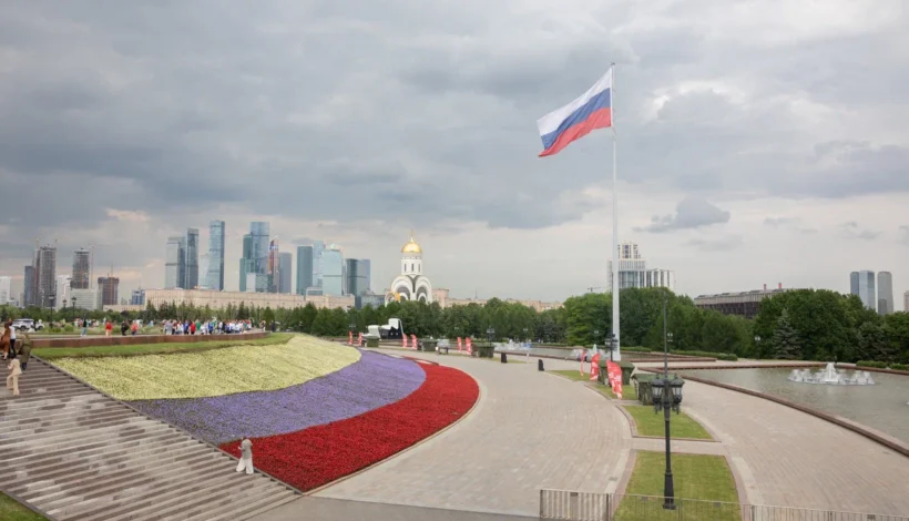 У Музея Победы торжественно подняли государственный флаг