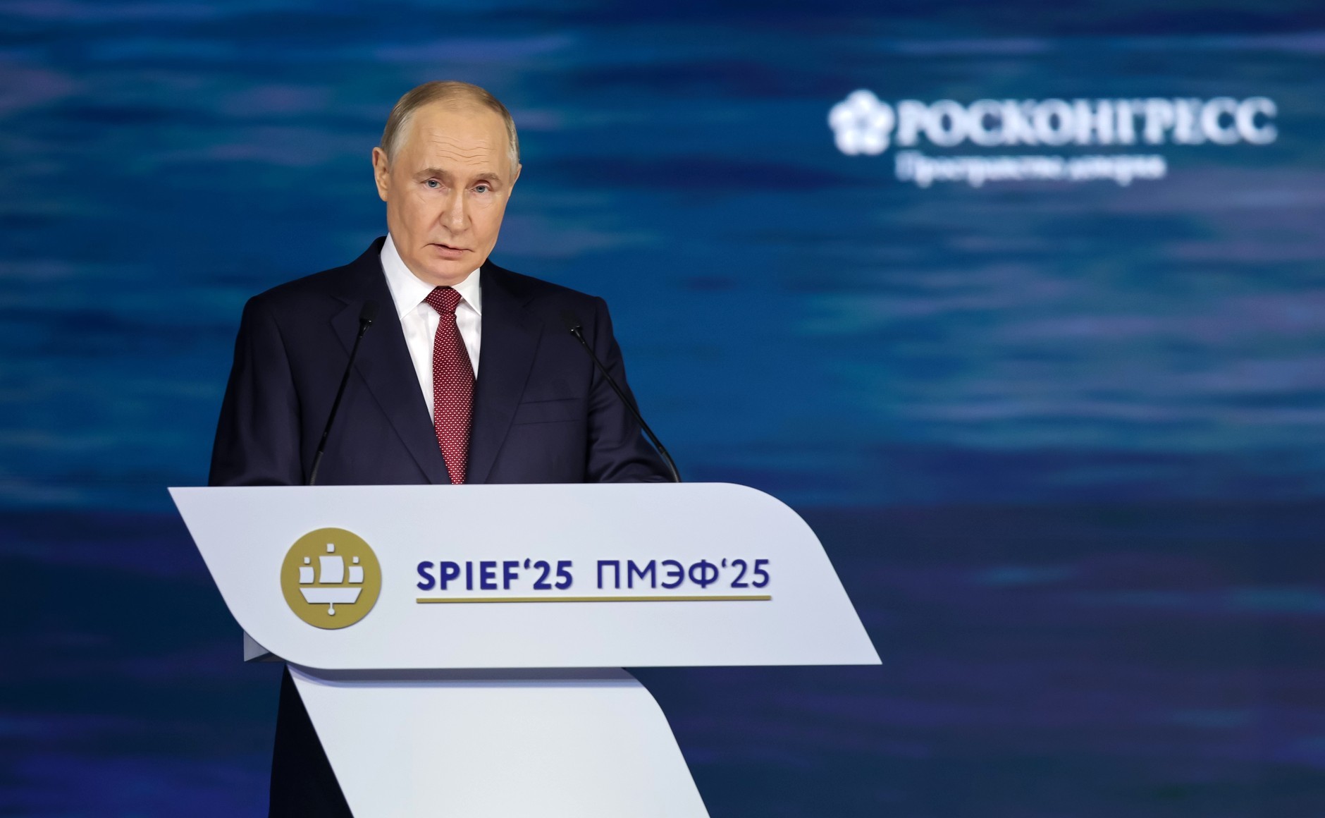 Владимир Путин открыл пленарное заседание ПМЭФ