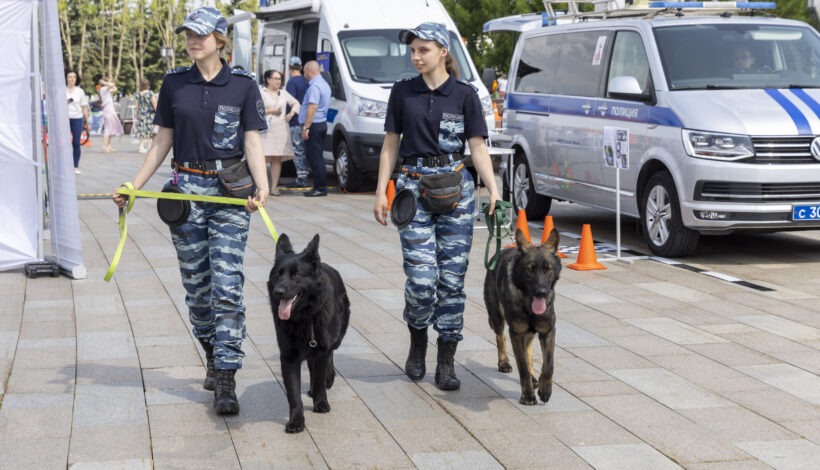 Посетителям Парка Победы рассказывают о работе полиции