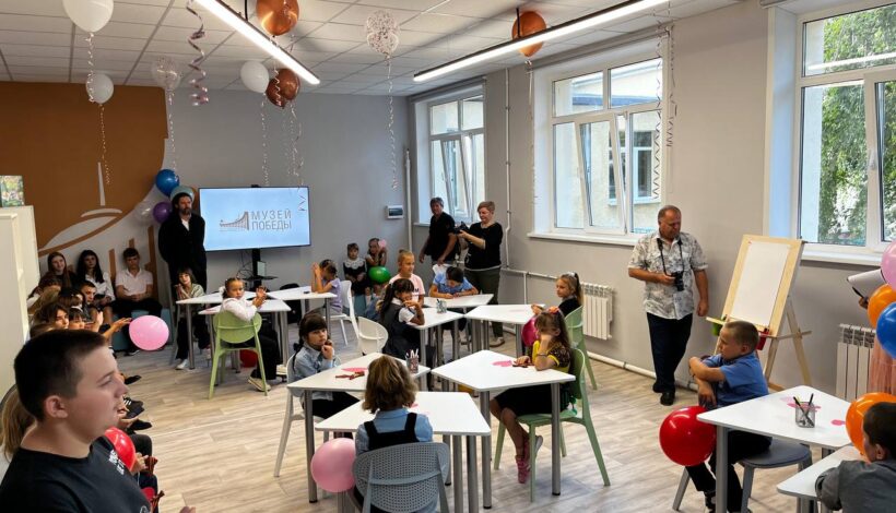 Дети в ЛНР и ДНР отметят День российского флага