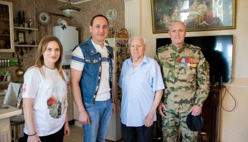 Легендарный сапер принимает поздравления