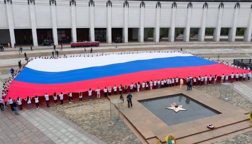 Масштабный триколор развернут у Музея Победы