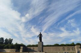 Придем с детьми на Пискаревку