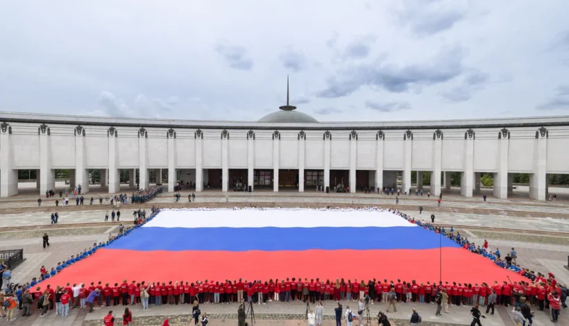 Масштабный триколор развернули у Музея Победы
